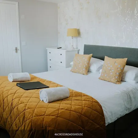 Crossroads House בית הארחה 4*